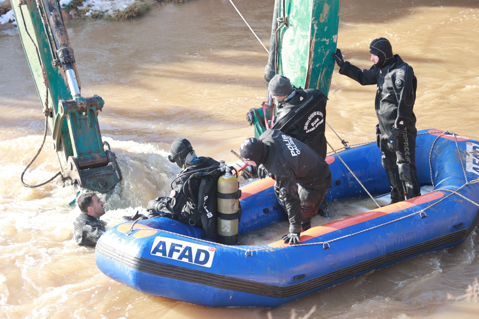 Tahliye Kanalına Düşen Araçta 3 Çocuğun Cansız Bedenine Ulaşıldı, Sürücü Için Arama Sürüyor (4)-1
