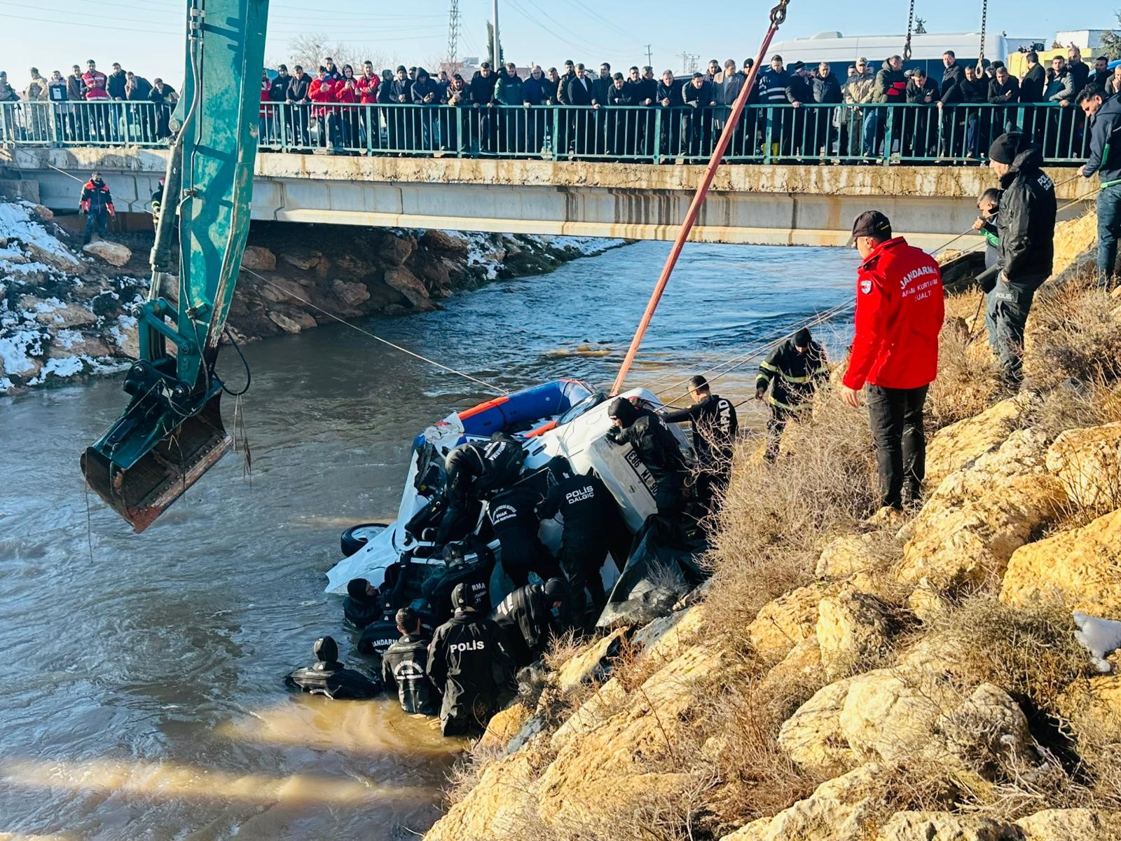 Tahliye Kanalına Düşen Araçta 3 Çocuğun Cansız Bedenine Ulaşıldı, Sürücü Için Arama Sürüyor (9)