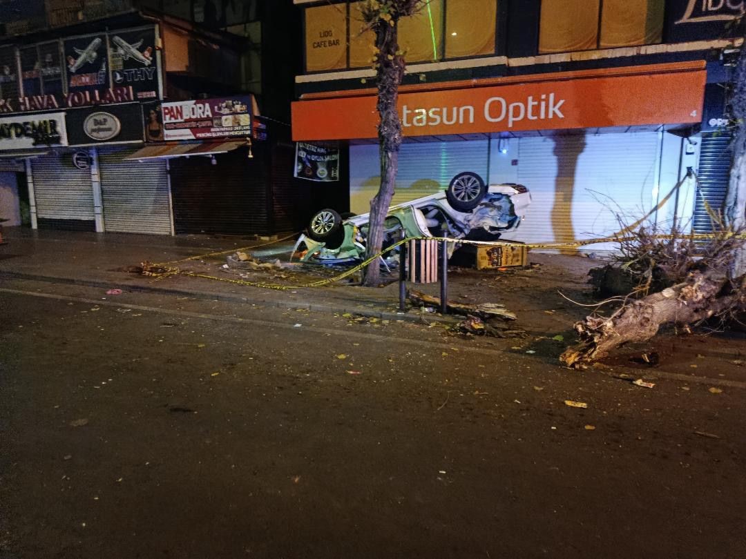 Takla Atan Otomobilde Dehşet Bir Kişi Hayatını Kaybetti (3)