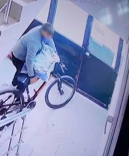 Telefonla Konusur Gibi Yapip Apartmana Girdi Bisikleti Caldi Goruntuler Soke Etti (2)