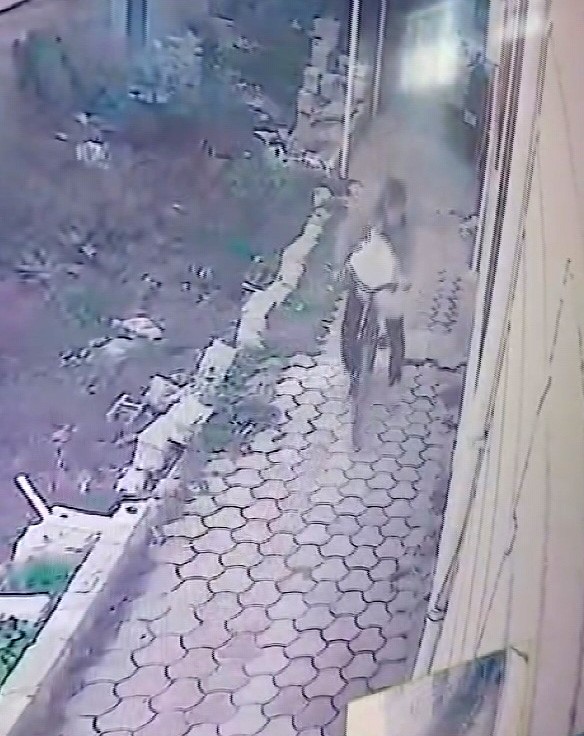 Telefonla Konusur Gibi Yapip Apartmana Girdi Bisikleti Caldi Goruntuler Soke Etti (3)