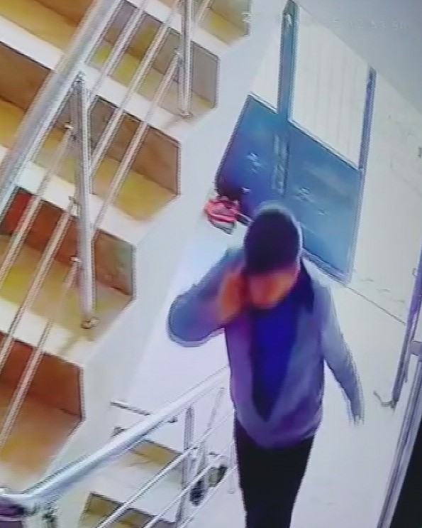 Telefonla Konusur Gibi Yapip Apartmana Girdi Bisikleti Caldi Goruntuler Soke Etti (4)