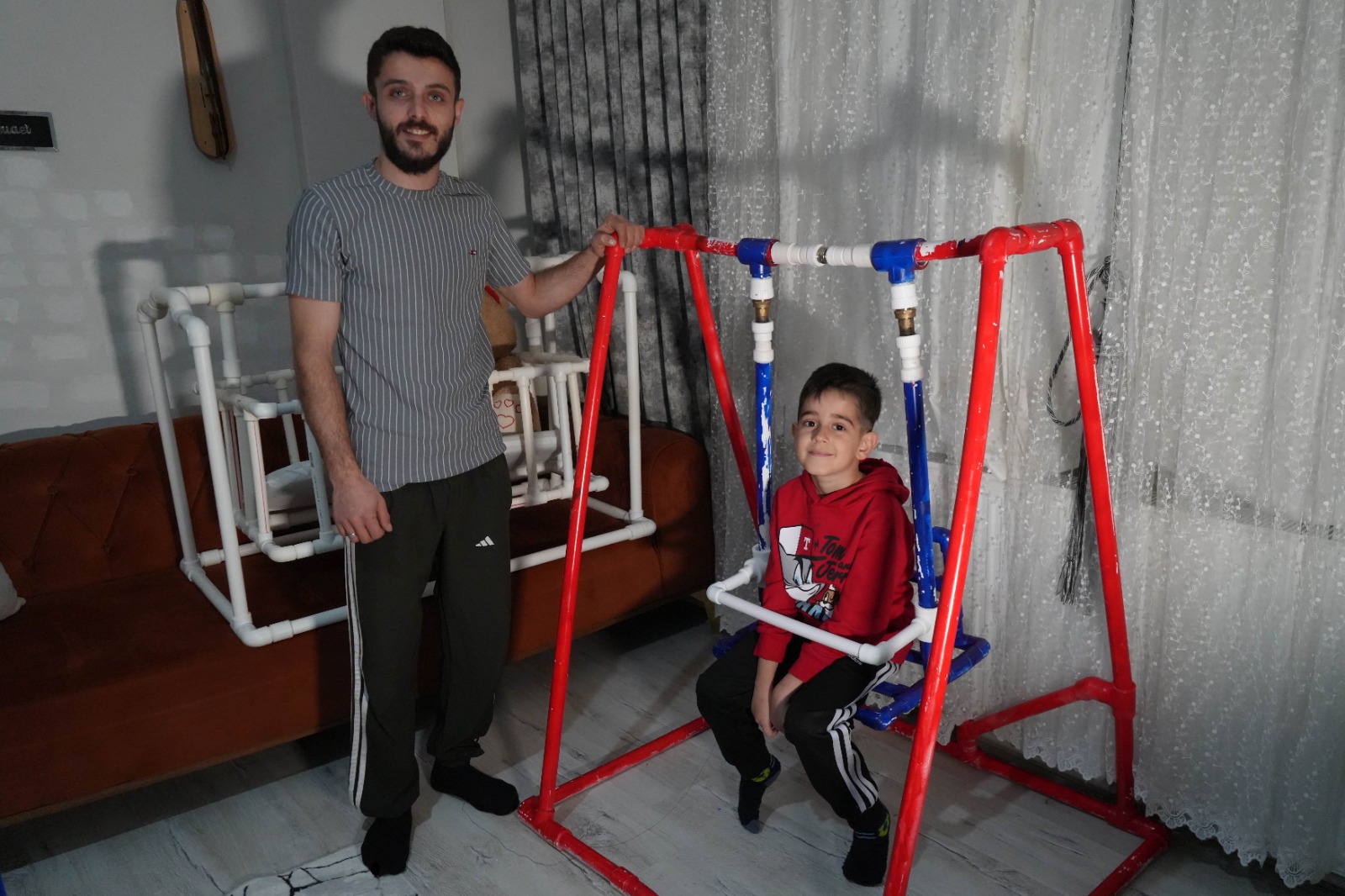 Tesisatçı Babadan Viral Beşik Şovu! Kızına Su Borusundan Beşik Yaptı, Interneti Salladı! (1)-2