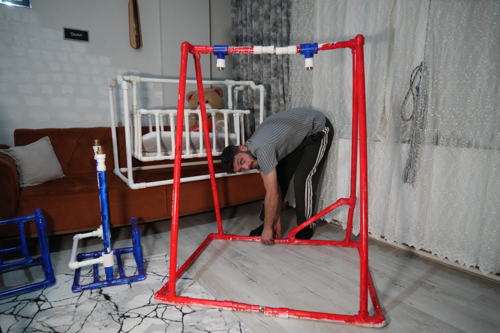 Tesisatçı Babadan Viral Beşik Şovu! Kızına Su Borusundan Beşik Yaptı, Interneti Salladı! (2)