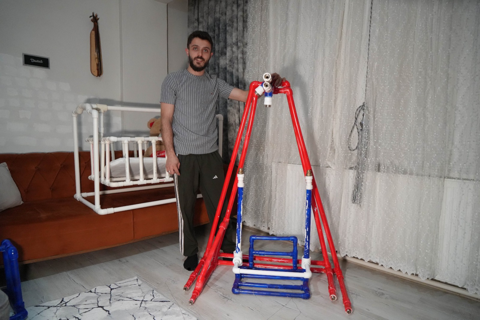 Tesisatçı Babadan Viral Beşik Şovu! Kızına Su Borusundan Beşik Yaptı, Interneti Salladı! (3)