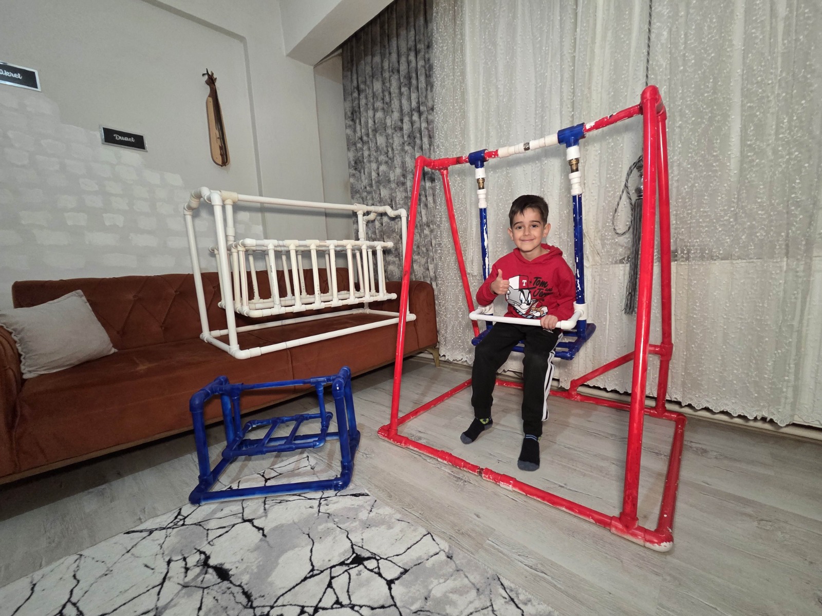 Tesisatçı Babadan Viral Beşik Şovu! Kızına Su Borusundan Beşik Yaptı, Interneti Salladı! (4)-1