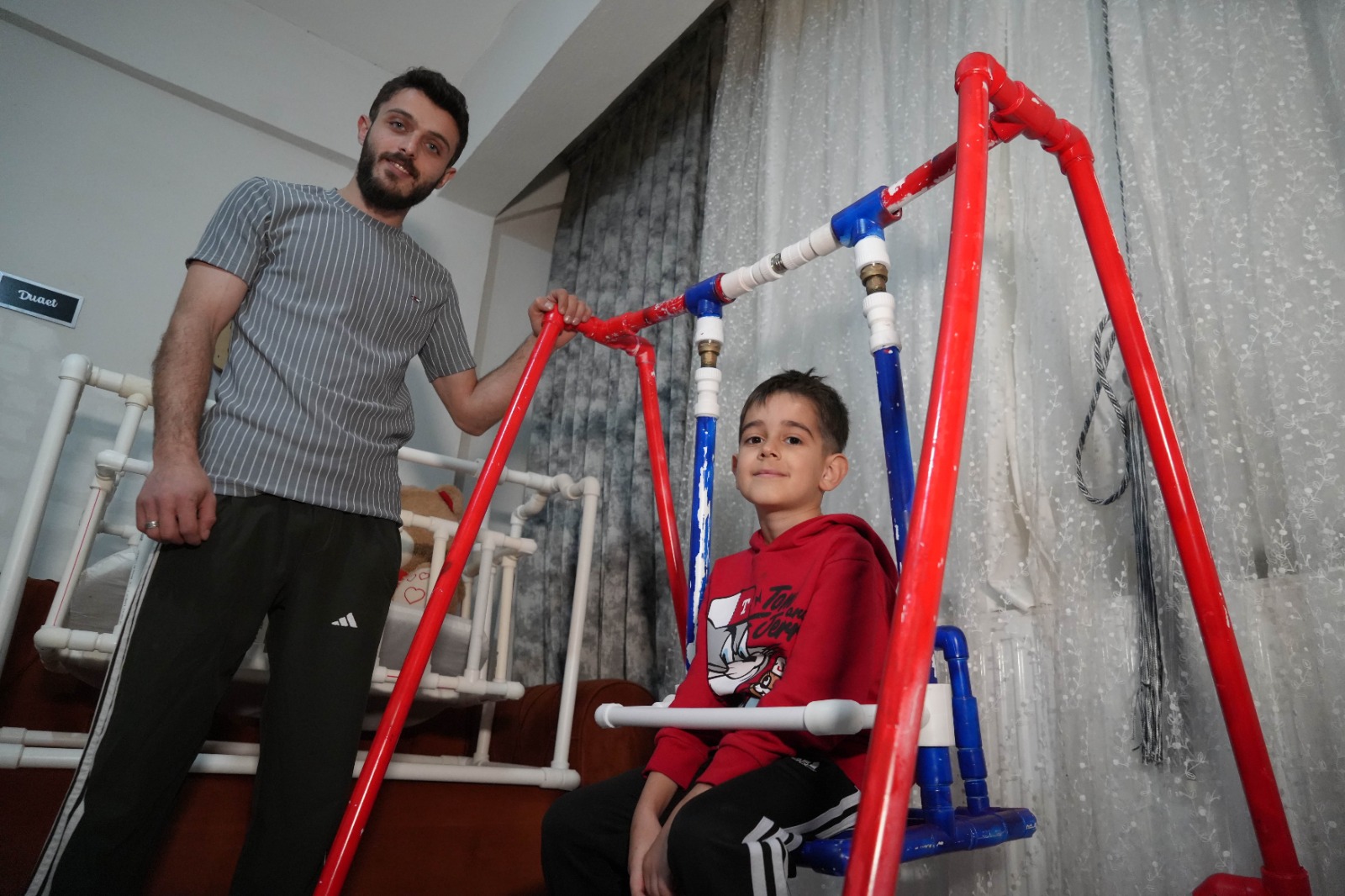 Tesisatçı Babadan Viral Beşik Şovu! Kızına Su Borusundan Beşik Yaptı, Interneti Salladı! (6)