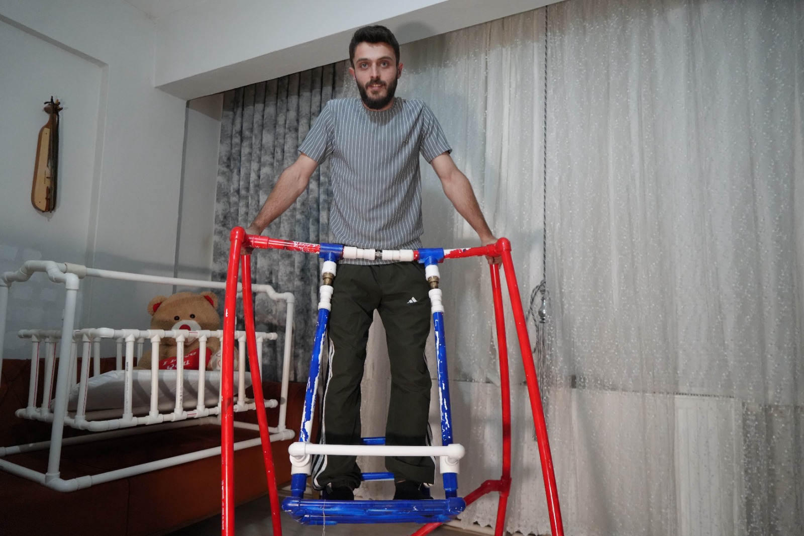 Tesisatçı Babadan Viral Beşik Şovu! Kızına Su Borusundan Beşik Yaptı, Interneti Salladı! (7)