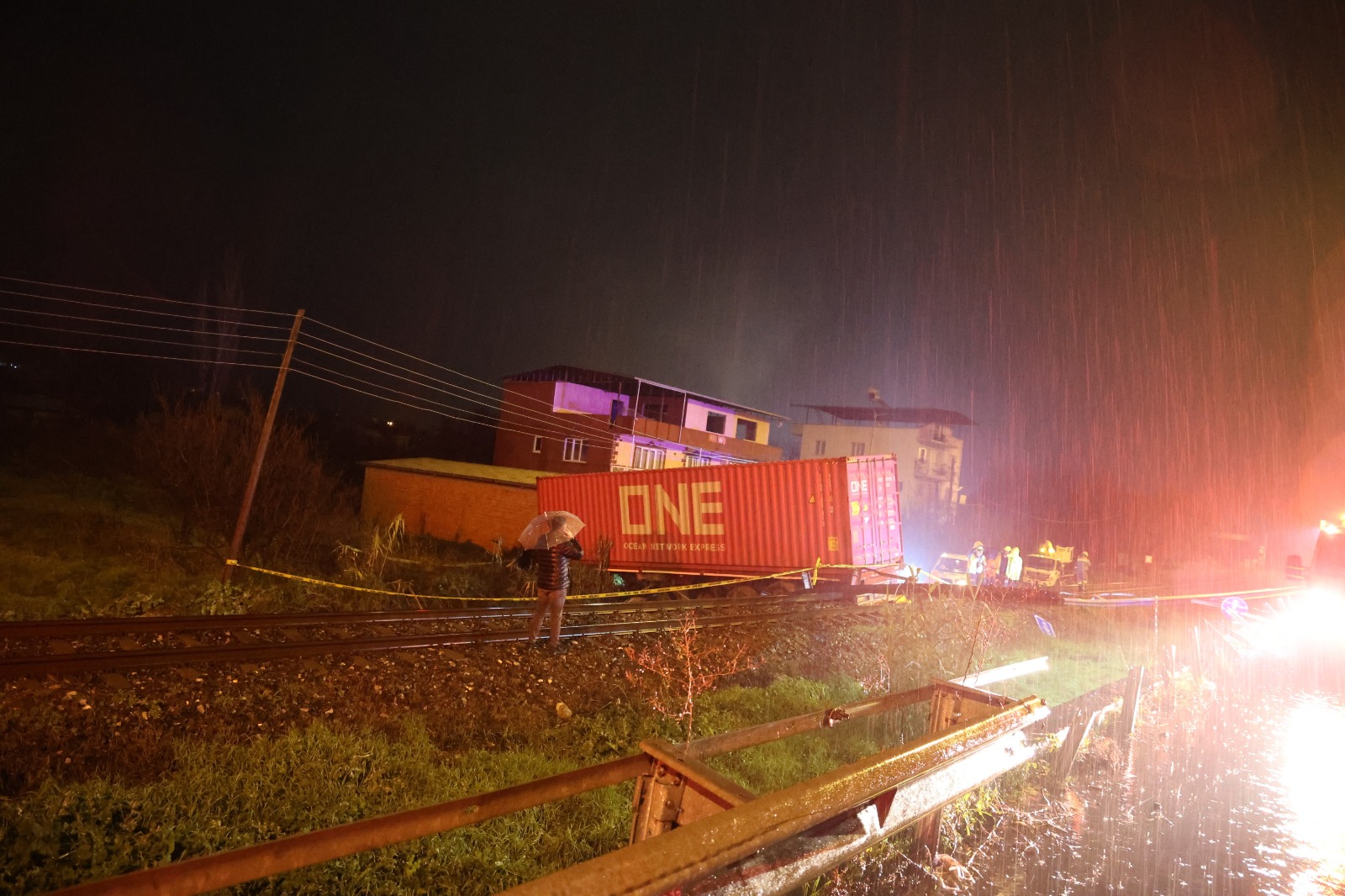 Tır 40 Metre Uçtu, Raylarda Askıda Kaldı! Korkunç Kazada Sürücü Hayatını Kaybetti (3)-1