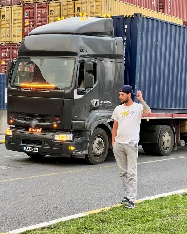 Tır 40 Metre Uçtu, Raylarda Askıda Kaldı! Korkunç Kazada Sürücü Hayatını Kaybetti (3)