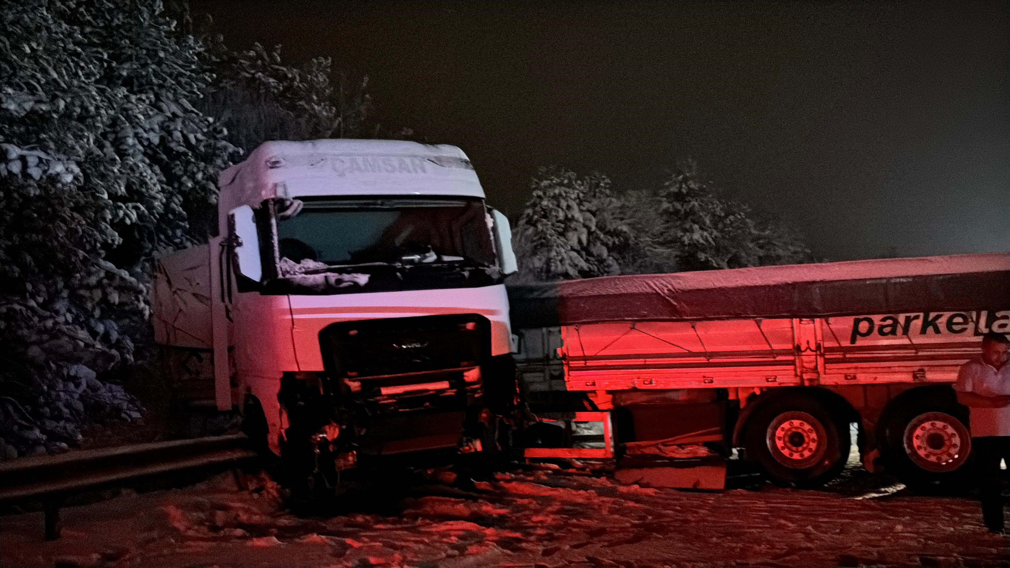 Tır Makasladı, Araçlar Birbirine Girdi Tem’de Kilometrelerce Kuyruk Oluştu (2)