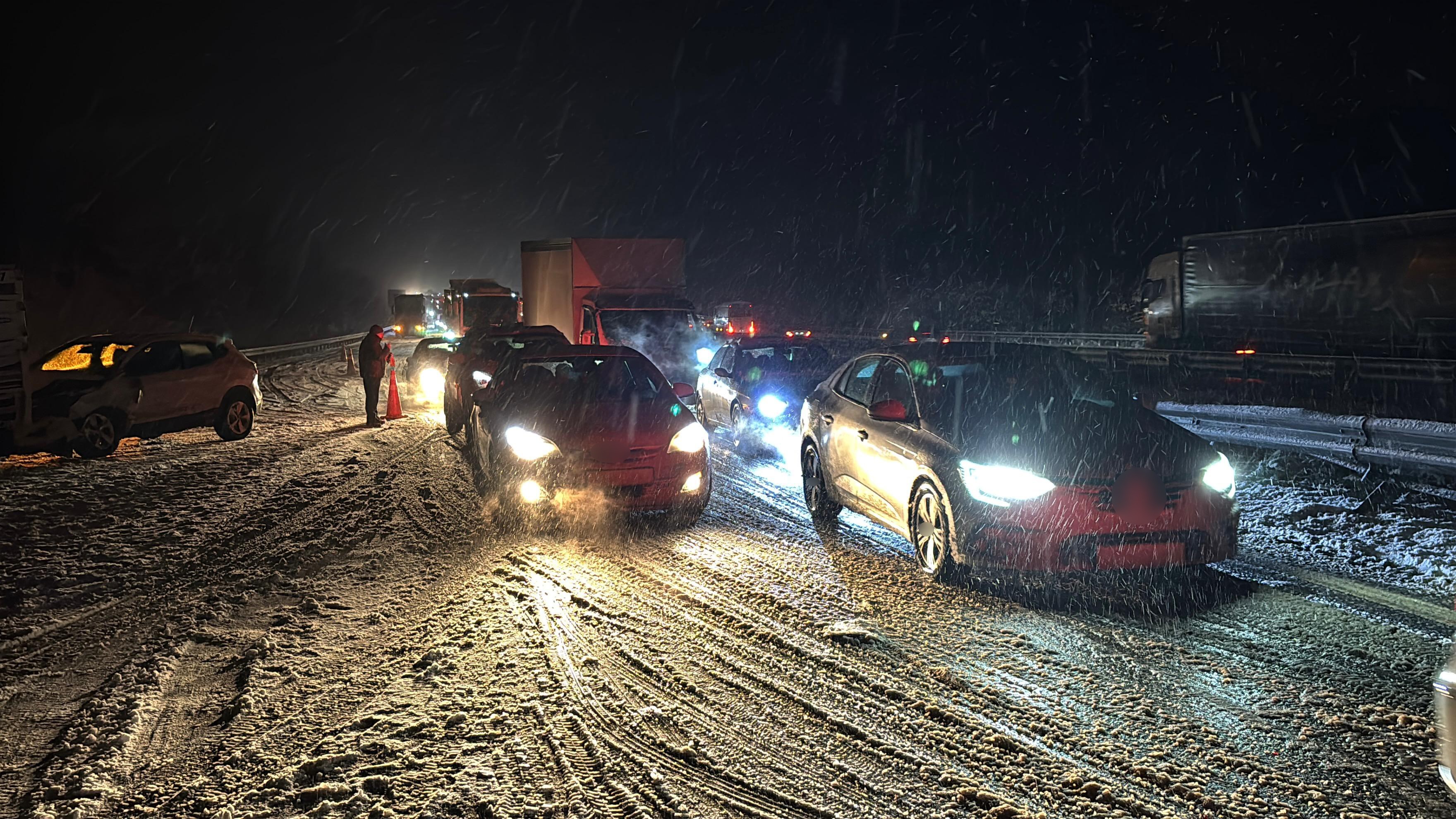 Tır Makasladı, Araçlar Birbirine Girdi Tem’de Kilometrelerce Kuyruk Oluştu (3)