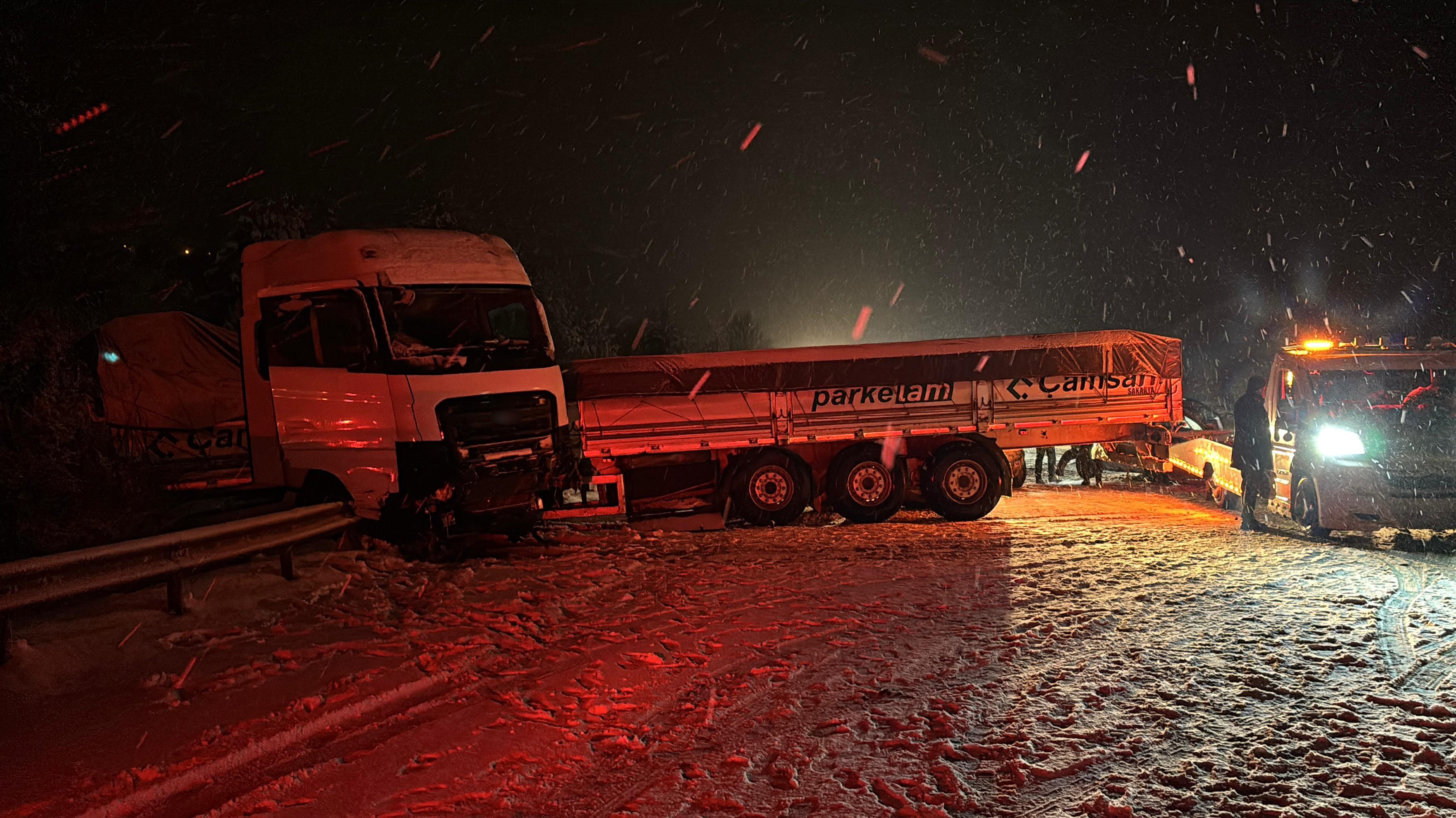 Tır Makasladı, Araçlar Birbirine Girdi Tem’de Kilometrelerce Kuyruk Oluştu (7)