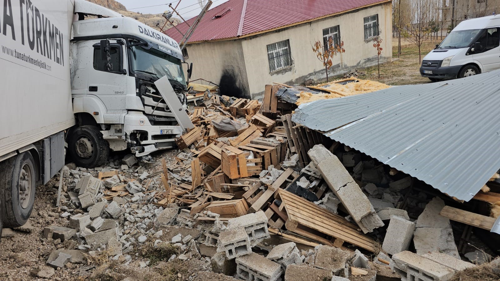 Tır Virajı Alamadı, Tandır Evine Devrildi Dorsedeki Tavuk Etleri Etrafa Saçıldı (2)
