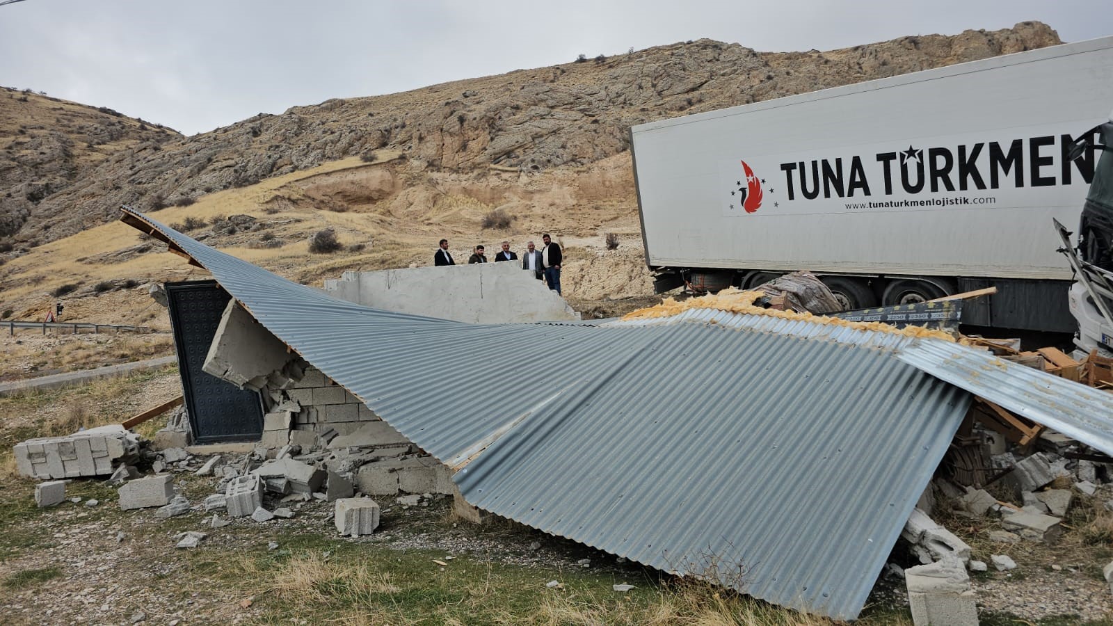 Tır Virajı Alamadı, Tandır Evine Devrildi Dorsedeki Tavuk Etleri Etrafa Saçıldı (3)