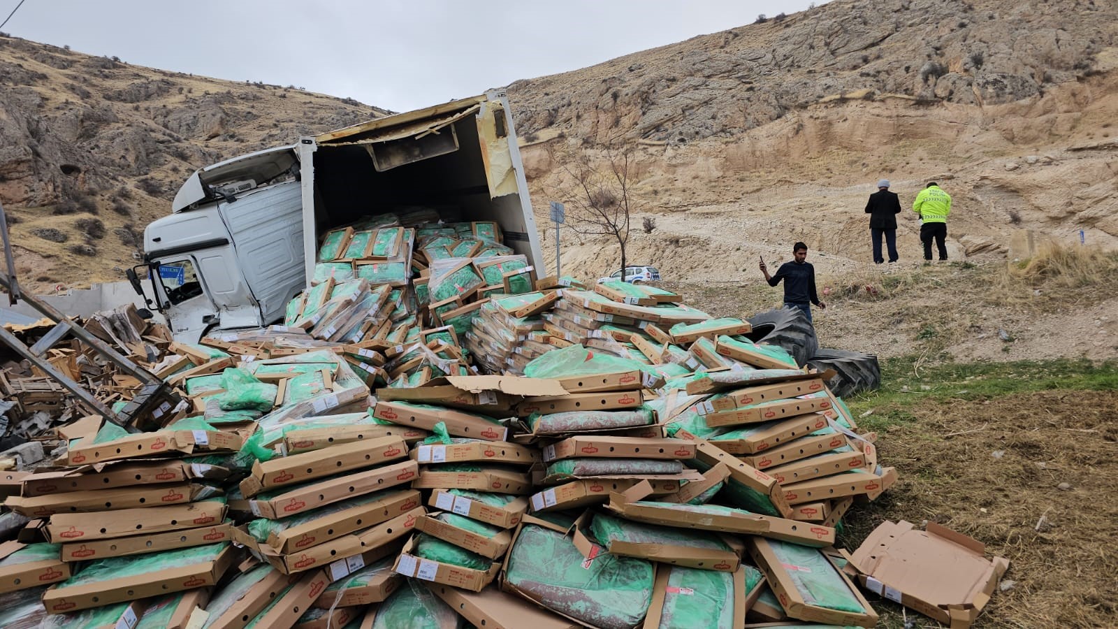 Tır Virajı Alamadı, Tandır Evine Devrildi Dorsedeki Tavuk Etleri Etrafa Saçıldı (4)