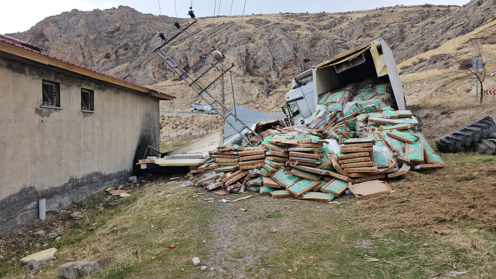 Tır Virajı Alamadı, Tandır Evine Devrildi Dorsedeki Tavuk Etleri Etrafa Saçıldı (5)