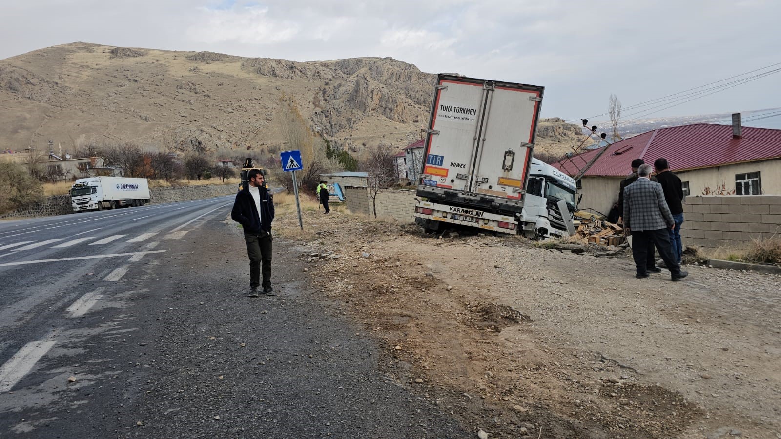 Tır Virajı Alamadı, Tandır Evine Devrildi Dorsedeki Tavuk Etleri Etrafa Saçıldı (6)