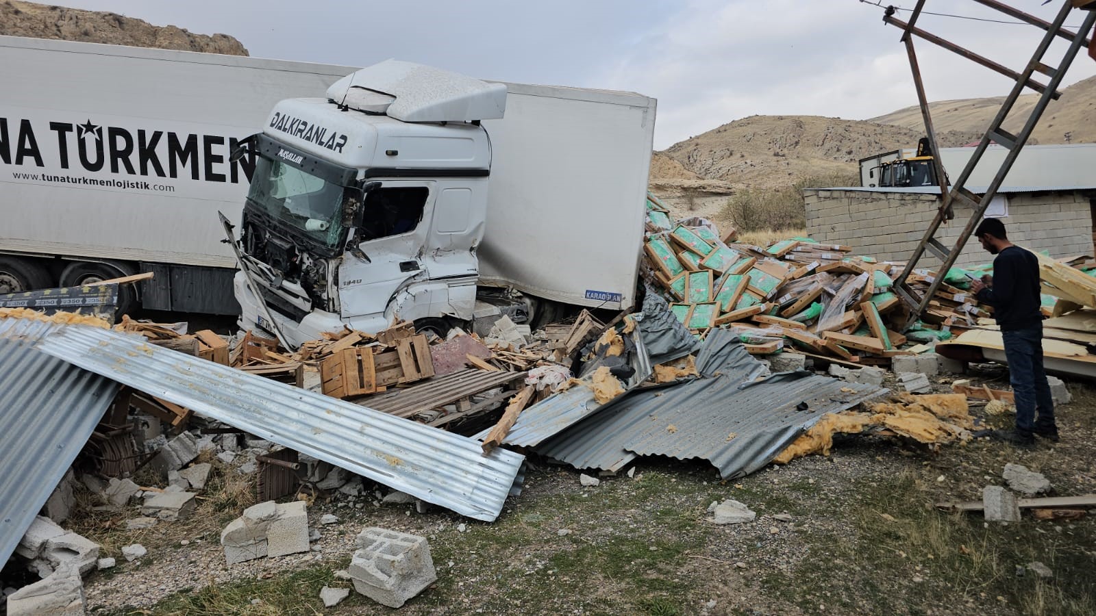 Tır Virajı Alamadı, Tandır Evine Devrildi Dorsedeki Tavuk Etleri Etrafa Saçıldı (7)