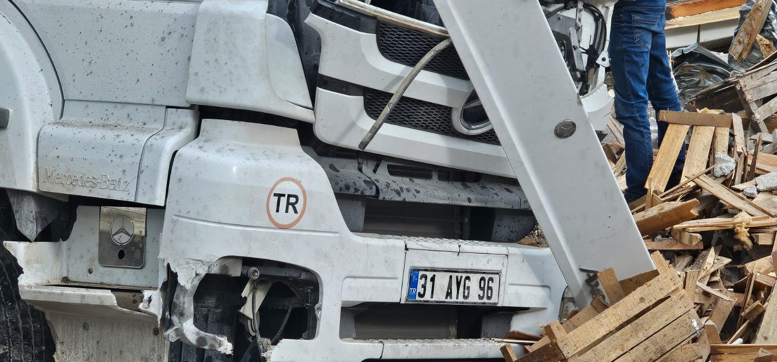 Tır Virajı Alamadı, Tandır Evine Devrildi Dorsedeki Tavuk Etleri Etrafa Saçıldı (8)
