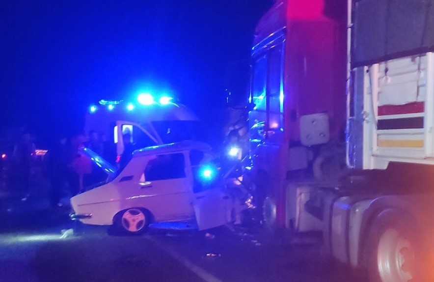 Tırların Arasında Kalan Otomobilde Can Kaybı 22 Yaşındaki Genç Hayatını Kaybetti (2)