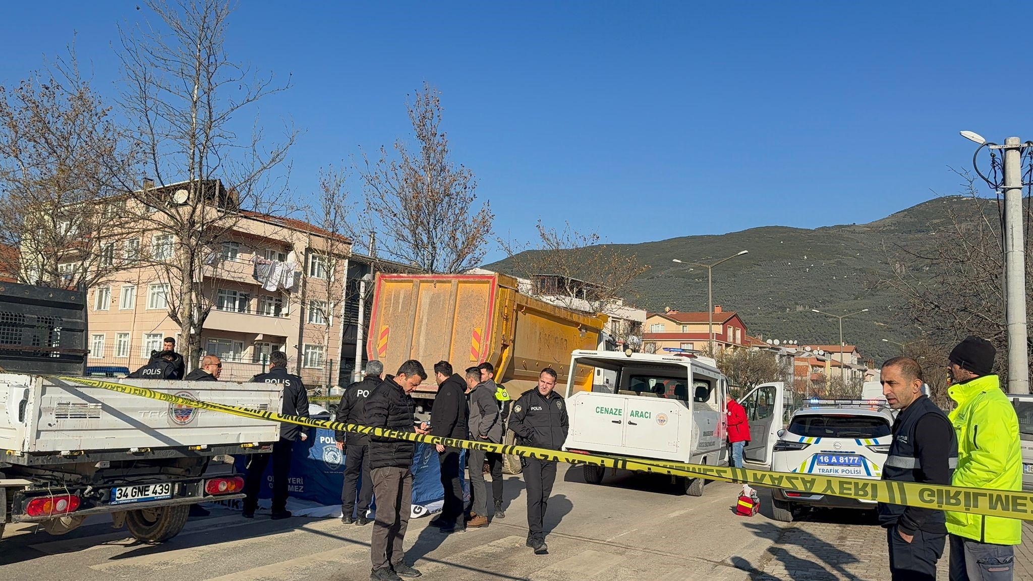 Trafik Işıklarında Feci Ölüm Bisiklet Sürücüsü Kamyonun Altında Kaldı (2)