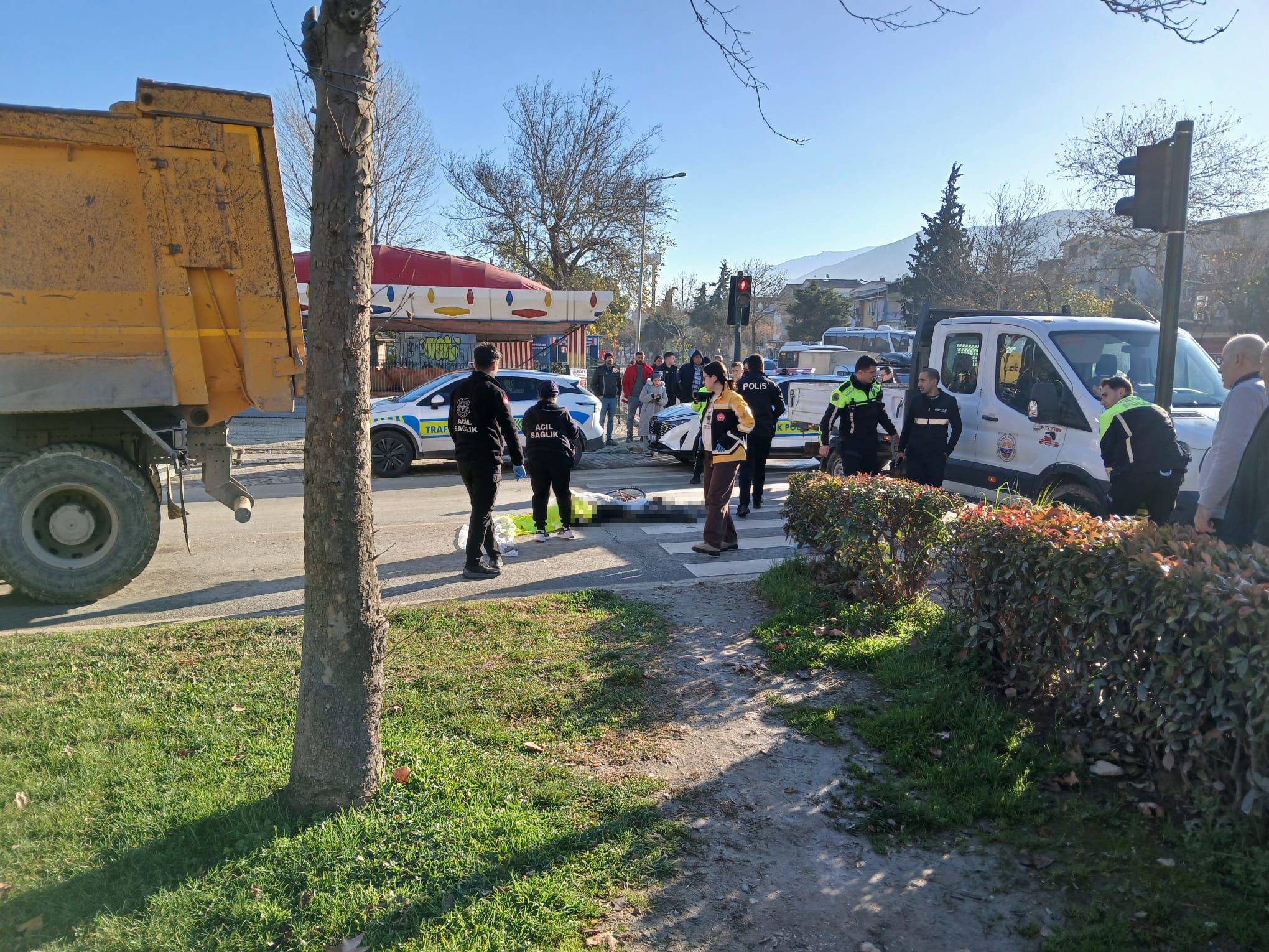 Trafik Işıklarında Feci Ölüm Bisiklet Sürücüsü Kamyonun Altında Kaldı (3)