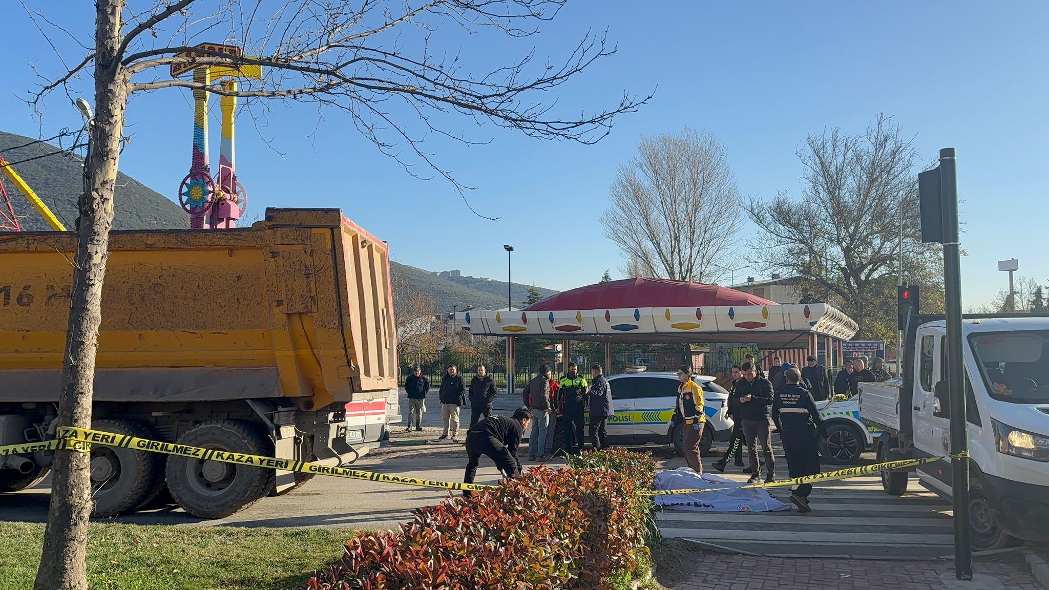 Trafik Işıklarında Feci Ölüm Bisiklet Sürücüsü Kamyonun Altında Kaldı (4)