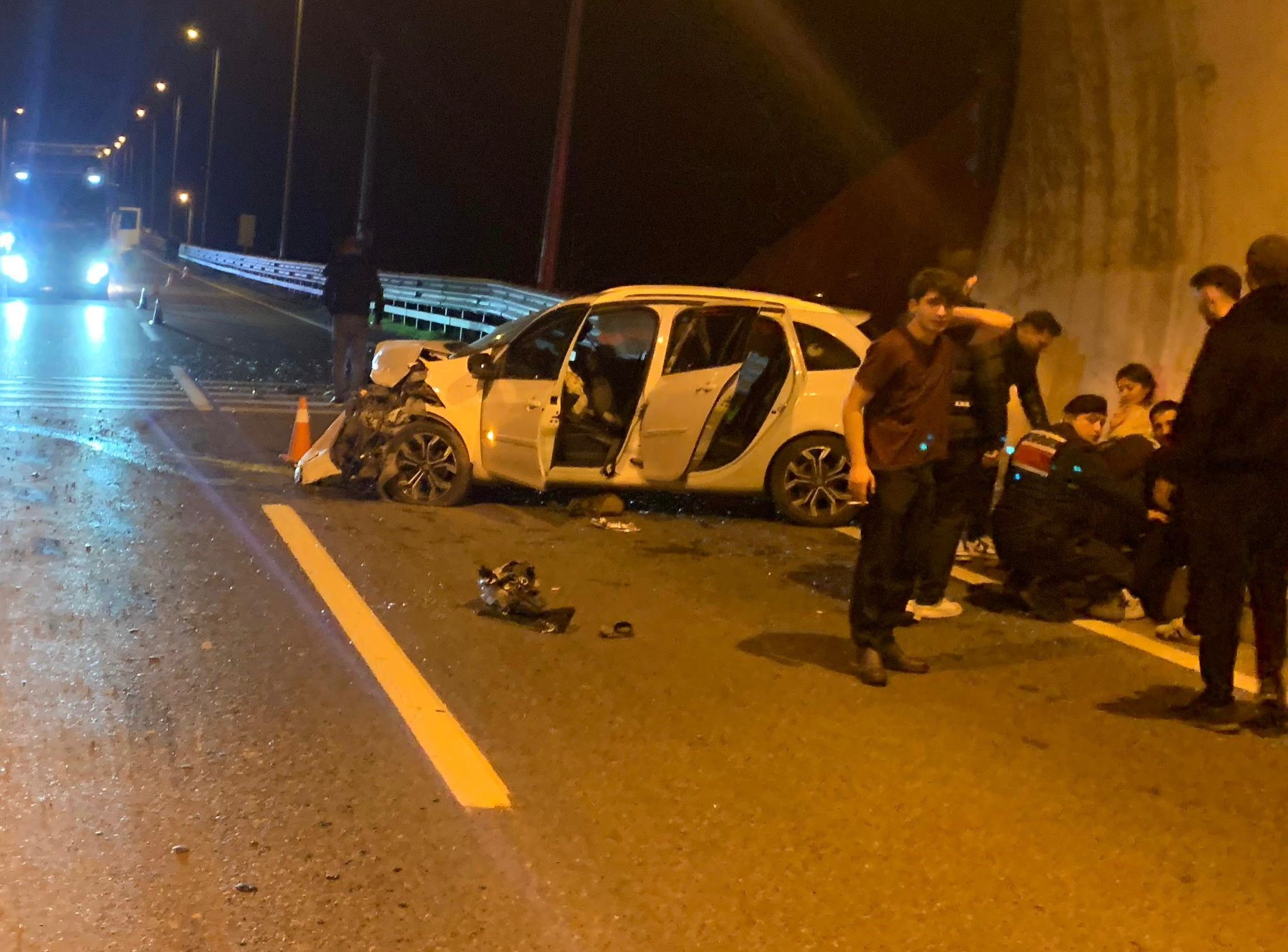 Tünel Girişinde Dehşet! Refüje Çarpan Otomobilde 4 Yaralı (4)