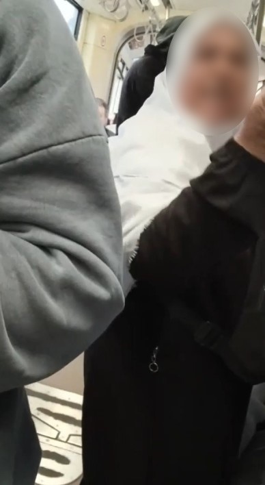 Uyku Apnesi Cihazıyla Dilencilik! Tramvayda Yaşanan Tartışma Sosyal Medyada Gündem Oldu (2)