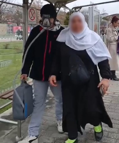 Uyku Apnesi Cihazıyla Dilencilik! Tramvayda Yaşanan Tartışma Sosyal Medyada Gündem Oldu (6)