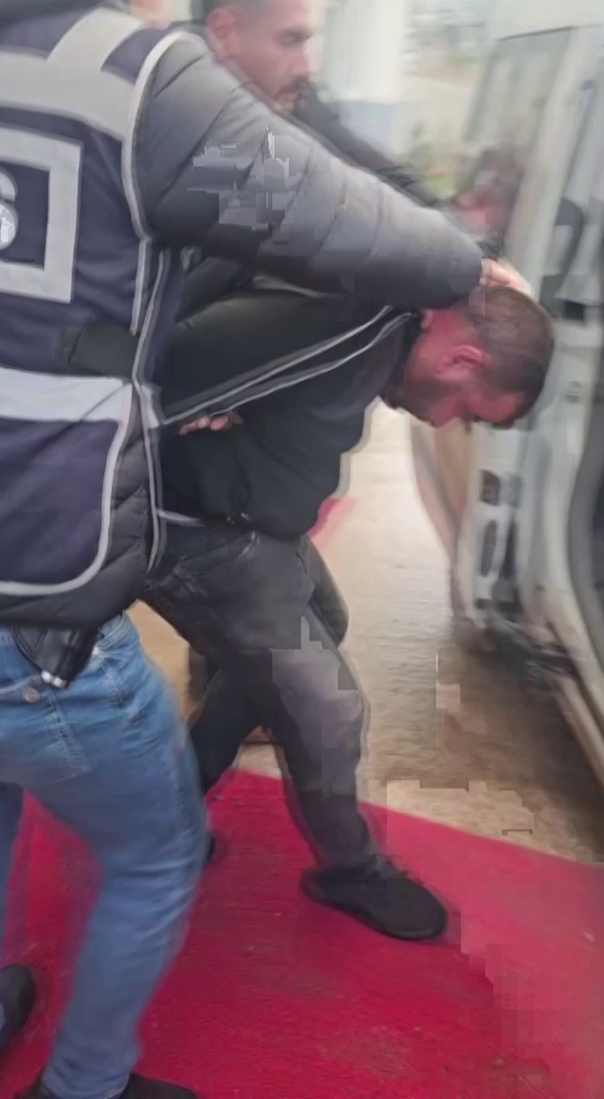 Üzerine Taş Yığıp Gömülen Çocuk Mucize Sesle Kurtarıldı! Kan Donduran Anlar Kameraya Yansıdı (10)