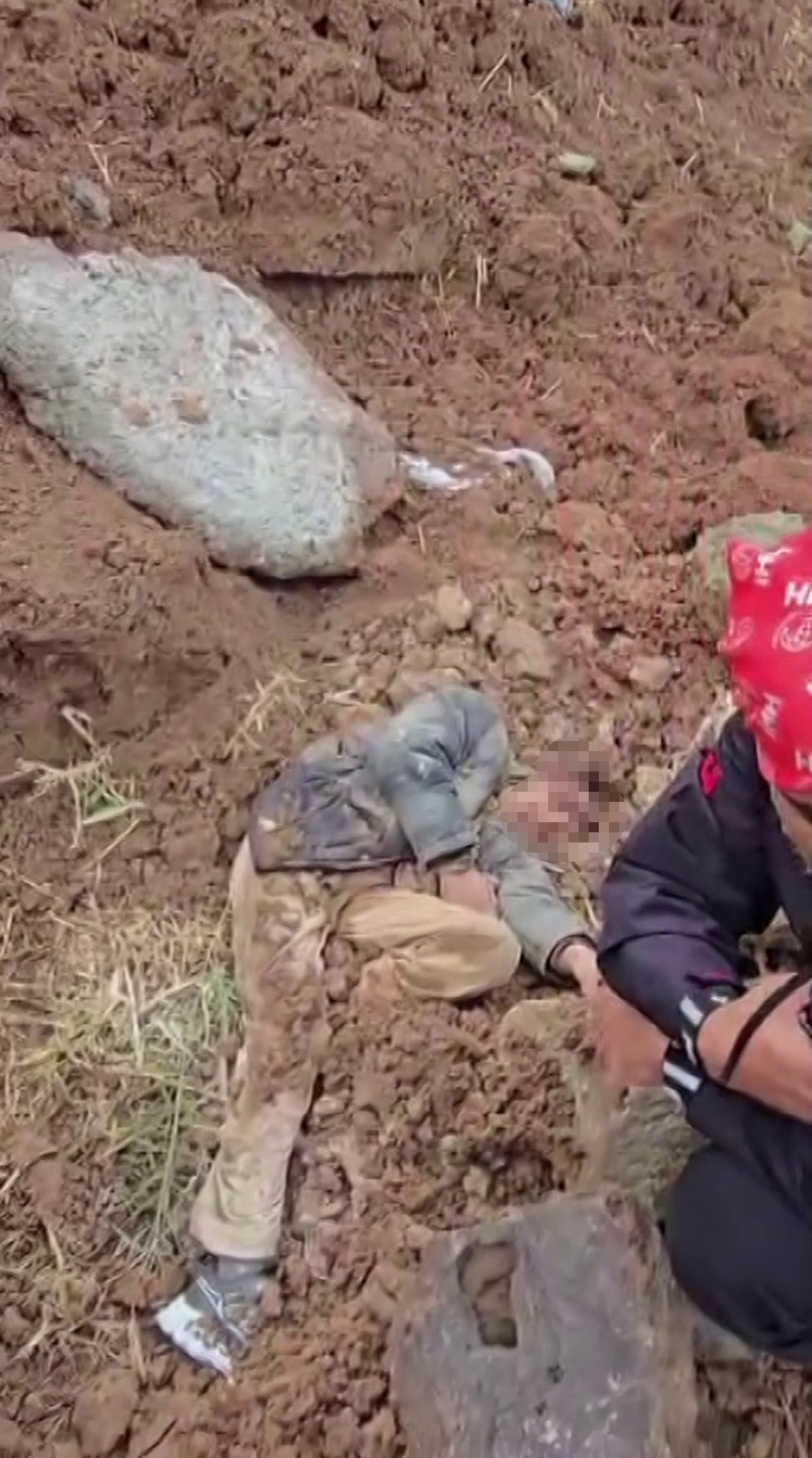 Üzerine Taş Yığıp Gömülen Çocuk Mucize Sesle Kurtarıldı! Kan Donduran Anlar Kameraya Yansıdı (11)