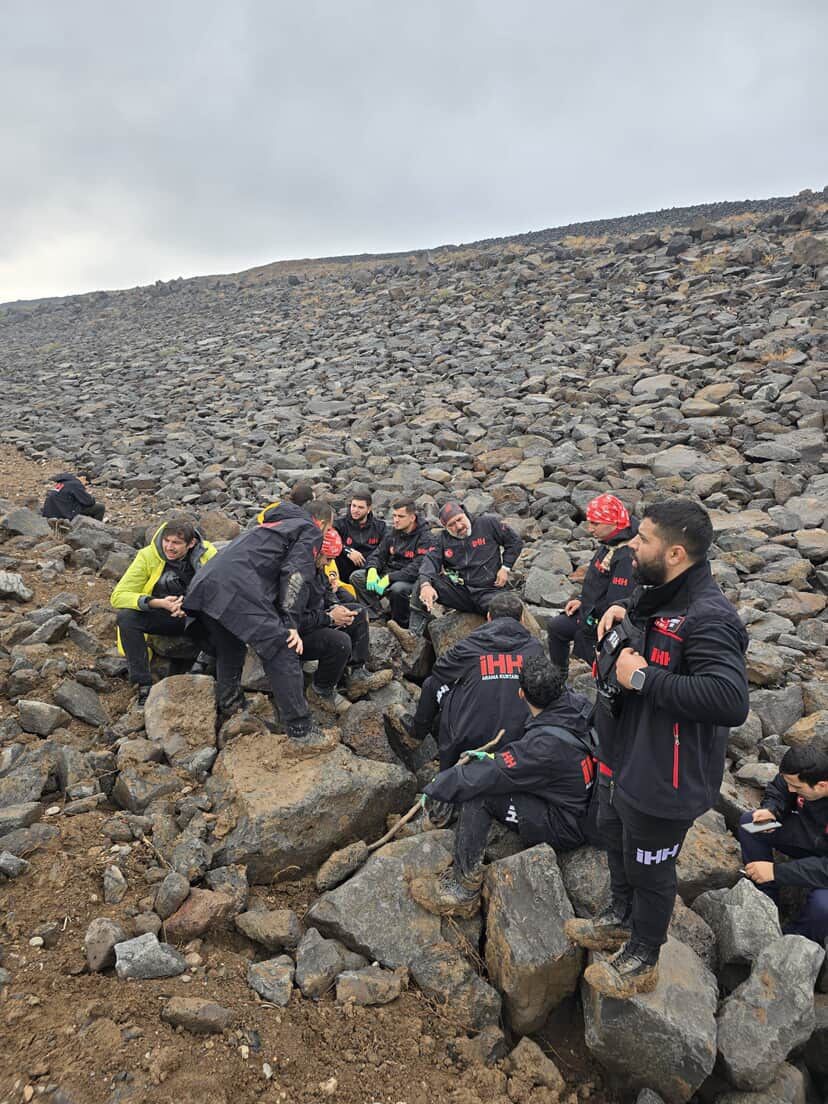 Üzerine Taş Yığıp Gömülen Çocuk Mucize Sesle Kurtarıldı! Kan Donduran Anlar Kameraya Yansıdı (14)