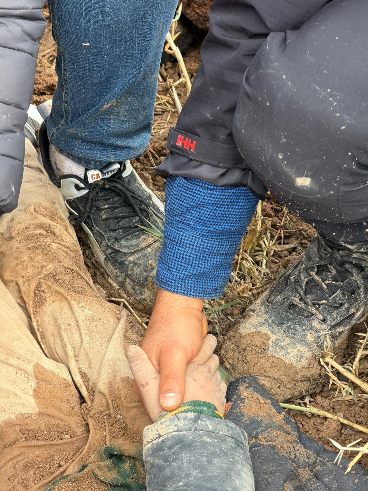 Üzerine Taş Yığıp Gömülen Çocuk Mucize Sesle Kurtarıldı! Kan Donduran Anlar Kameraya Yansıdı (16)