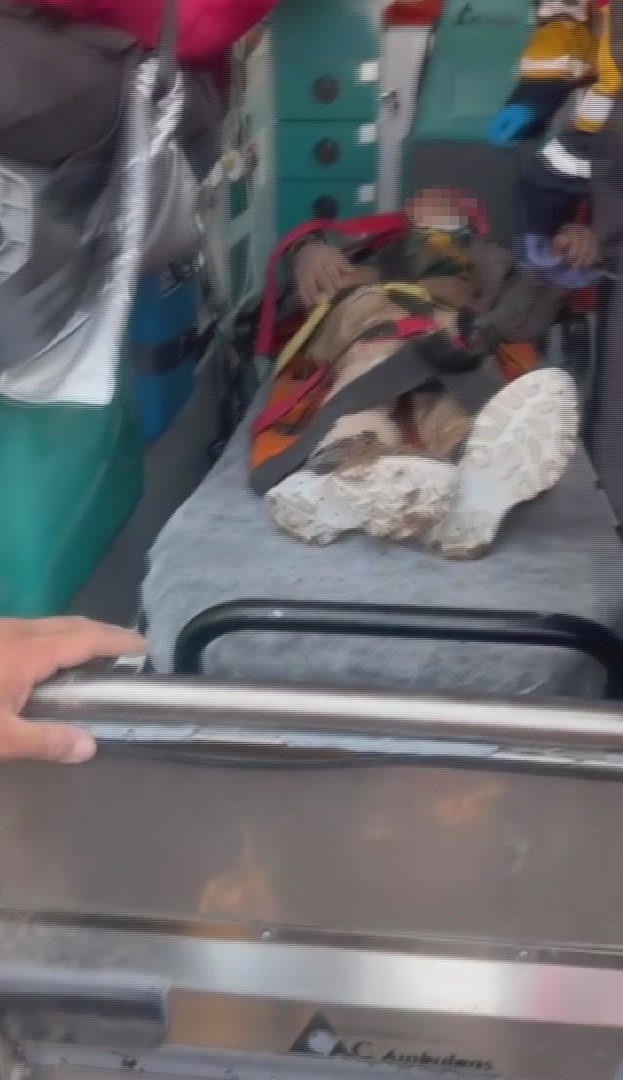 Üzerine Taş Yığıp Gömülen Çocuk Mucize Sesle Kurtarıldı! Kan Donduran Anlar Kameraya Yansıdı (17)