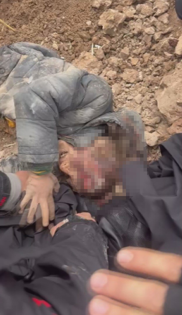 Üzerine Taş Yığıp Gömülen Çocuk Mucize Sesle Kurtarıldı! Kan Donduran Anlar Kameraya Yansıdı (19)