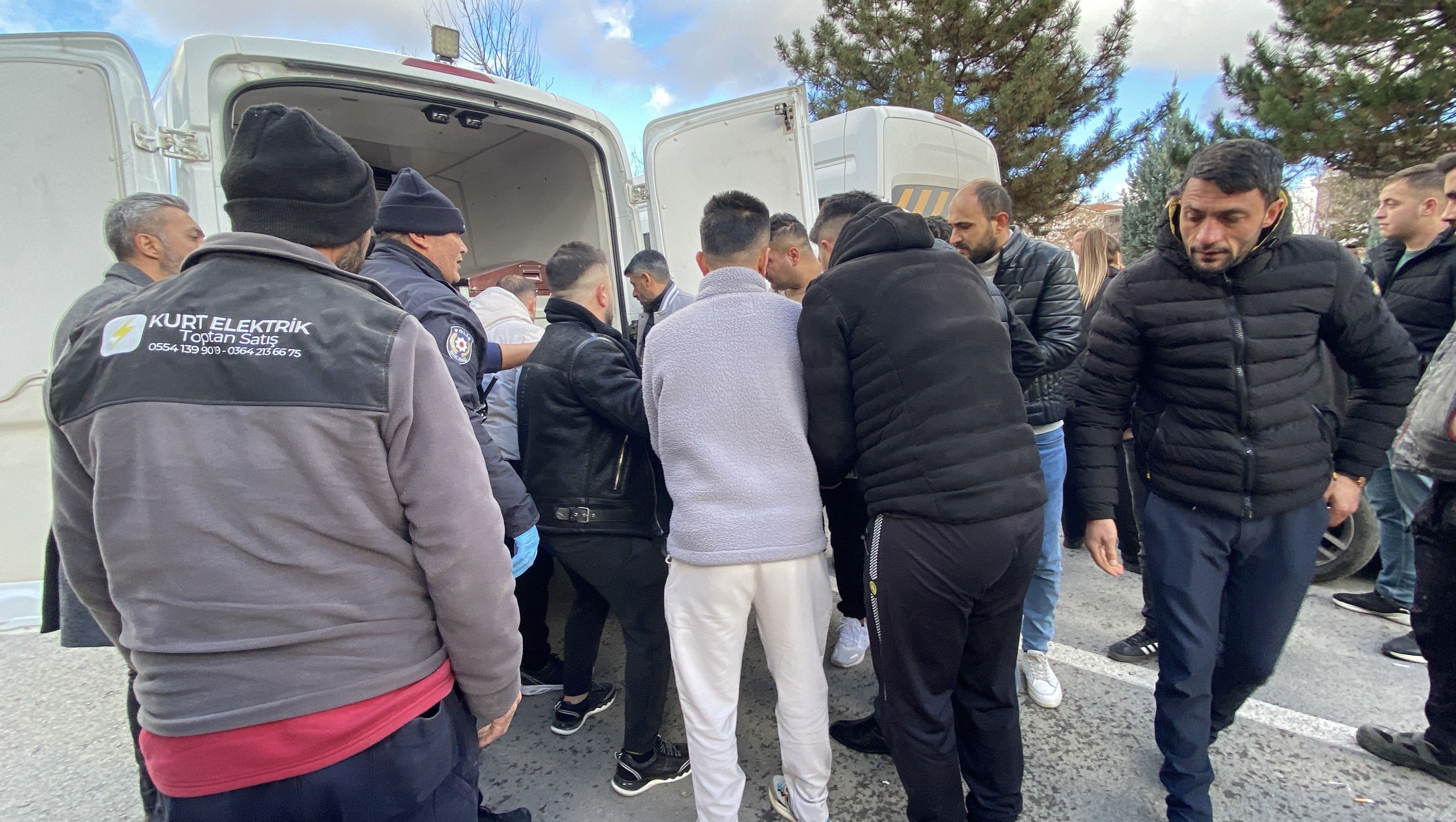 Vatandaşlar Fark Etti, Park Halindeki Araçta Korkunç Manzara! 30 Yaşındaki Genç Ölü Bulundu (3)