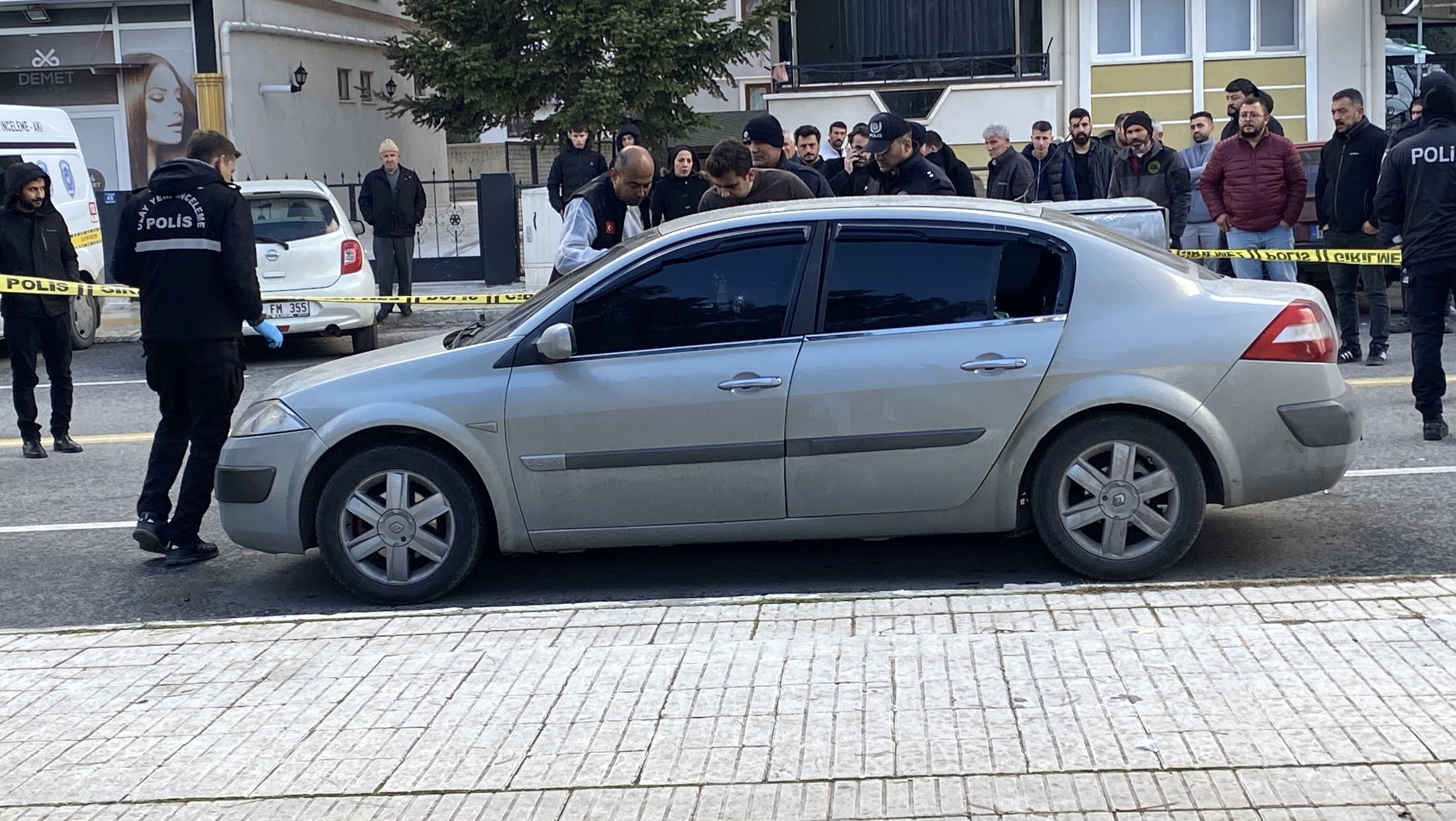 Vatandaşlar Fark Etti, Park Halindeki Araçta Korkunç Manzara! 30 Yaşındaki Genç Ölü Bulundu (4)
