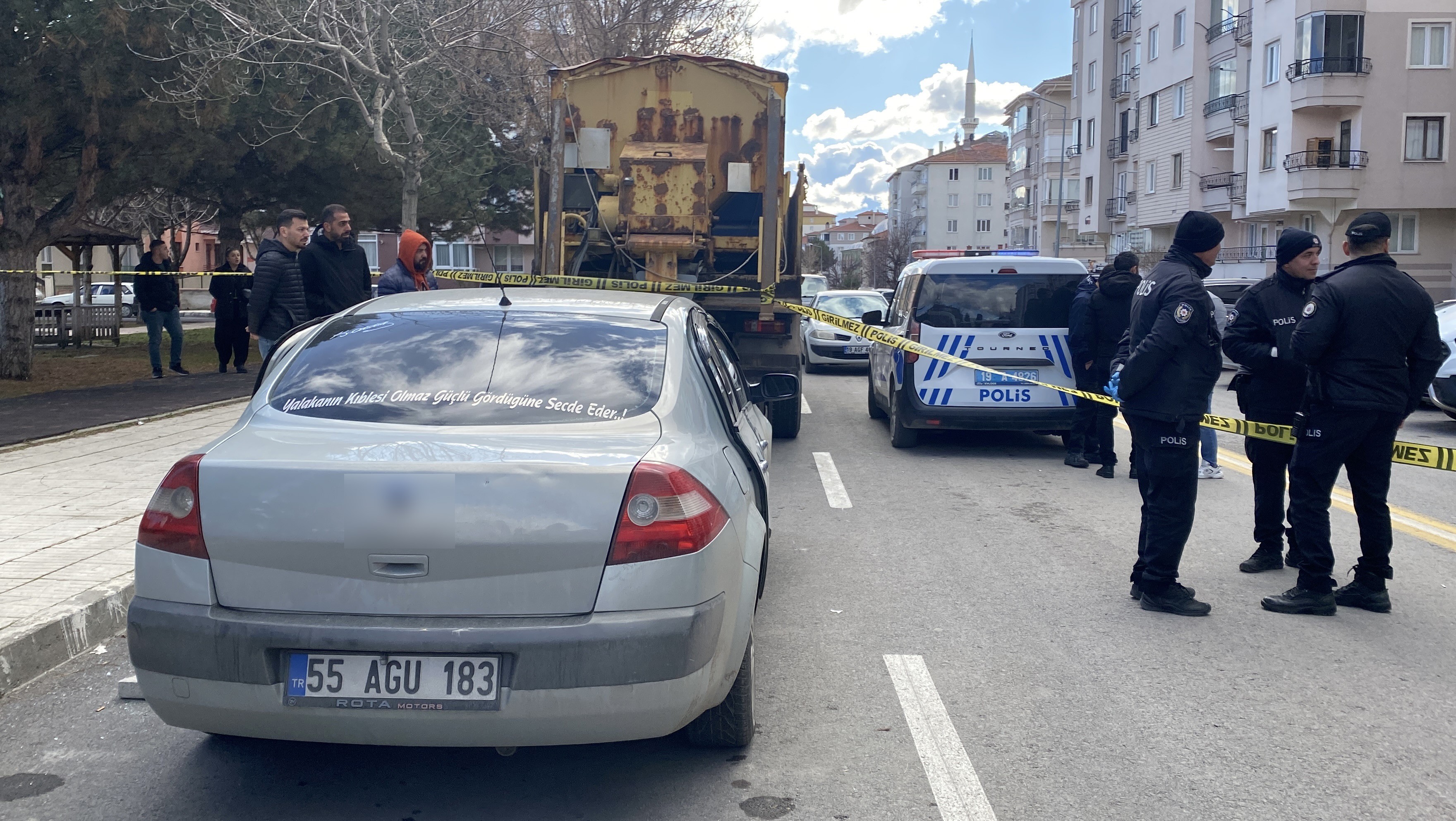 Vatandaşlar Fark Etti, Park Halindeki Araçta Korkunç Manzara! 30 Yaşındaki Genç Ölü Bulundu (6)