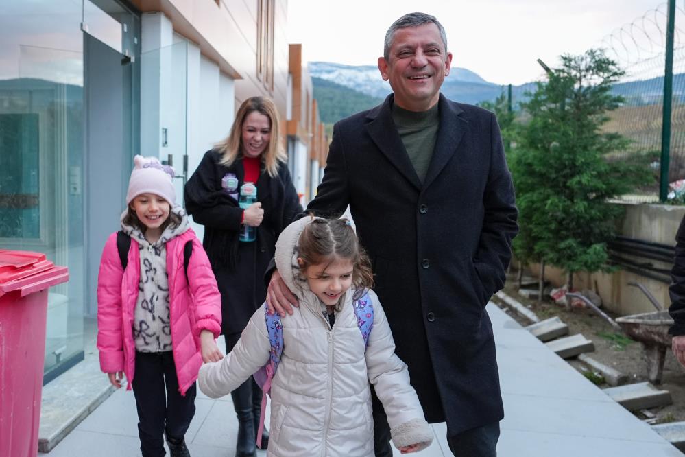 Verdigi Sozu Tuttu Ozgur Ozel Zeyrekin Ikiz Kizlarini Okula Birakti (4)