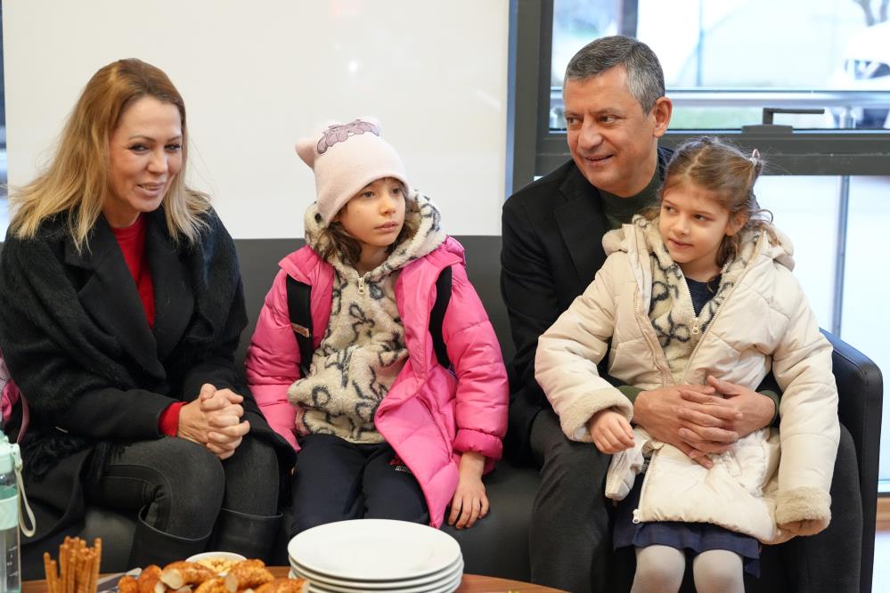 Verdigi Sozu Tuttu Ozgur Ozel Zeyrekin Ikiz Kizlarini Okula Birakti (5)