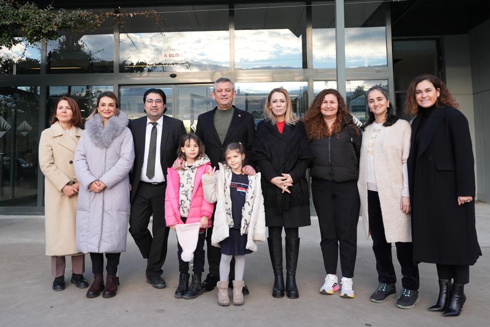 Verdigi Sozu Tuttu Ozgur Ozel Zeyrekin Ikiz Kizlarini Okula Birakti (6)