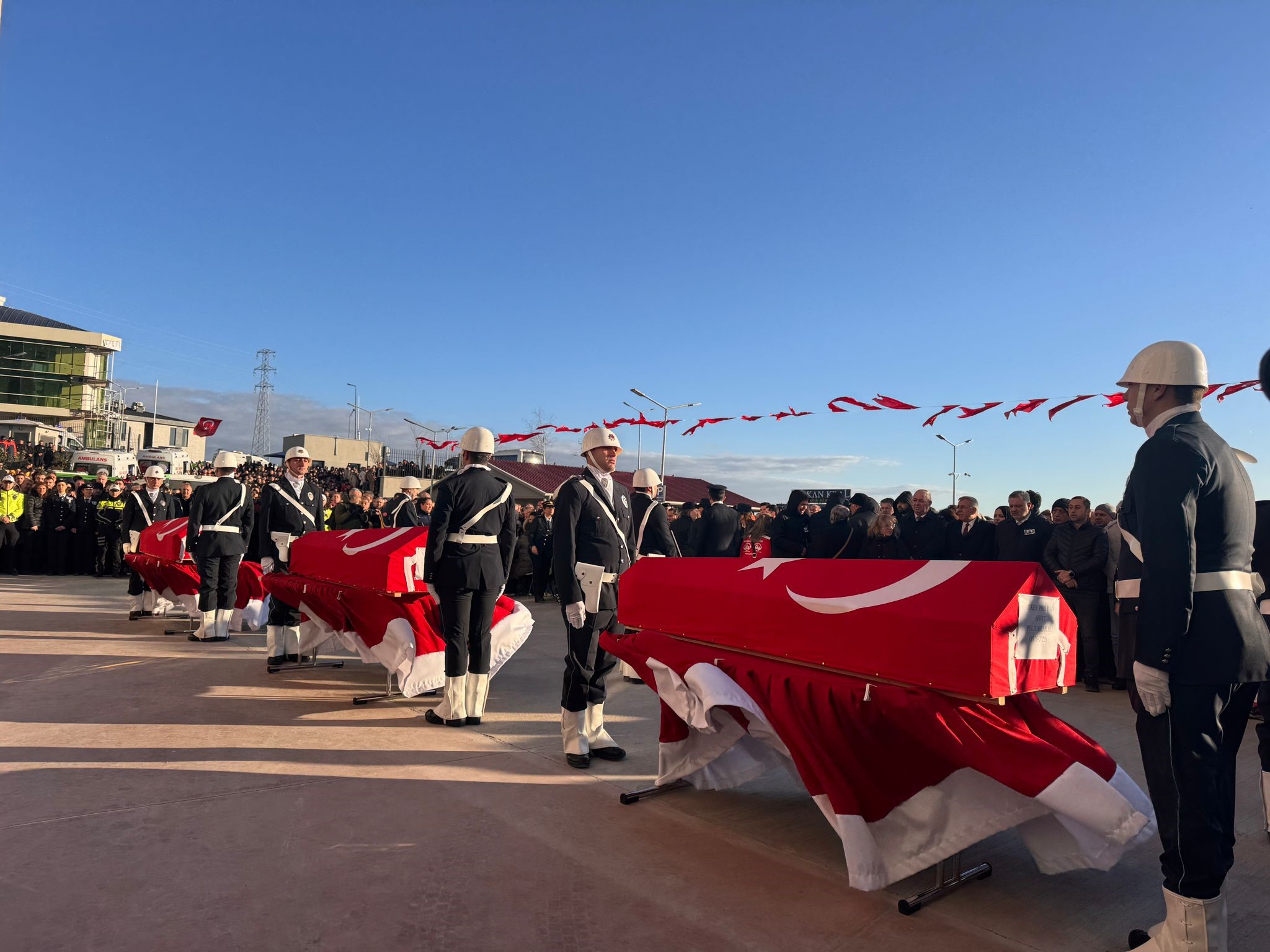 Yalova’da Deaş Operasyonunda Şehit Olan 3 Polis Için Tören Bakan Yerlikaya’dan Teröre Karşı Net Mesaj (8)