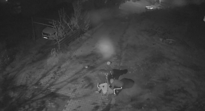 Yaşlı Adamı Sürükleyip 8 Milyonluk Altınını Çaldılar Dehşet Anları Kamerada (11)