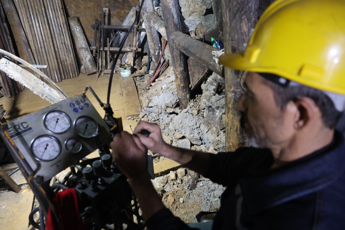 Yerin 700 Metre Altinda Hayat Mucadelesi Turkiyenin Cinko Gucu Madencilerin Omzunda (2) (Orta)