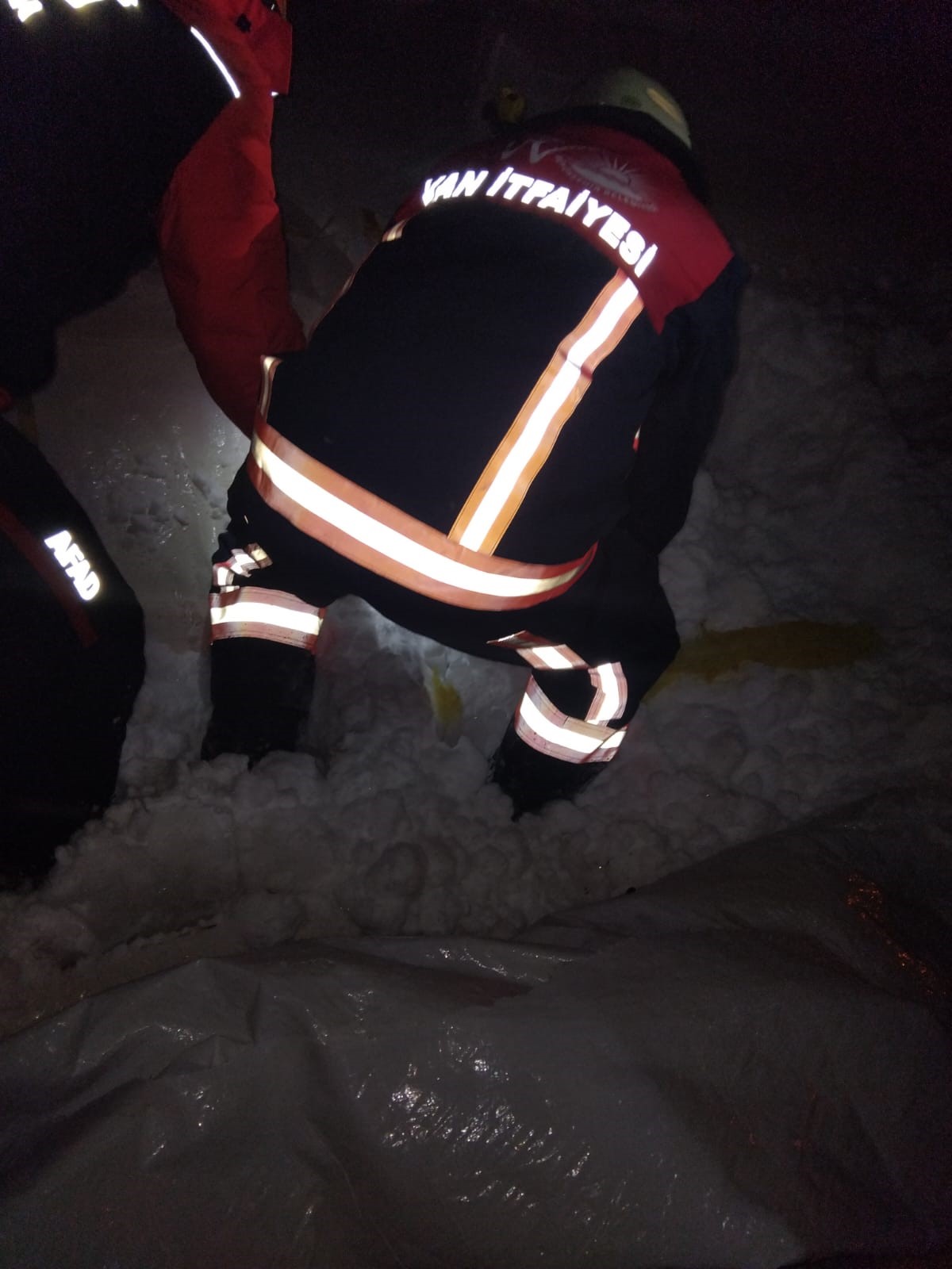 Yoğun Kar Yağışı Can Aldı Ahır Çöktü, 5 Hayvan Telef Oldu (3)