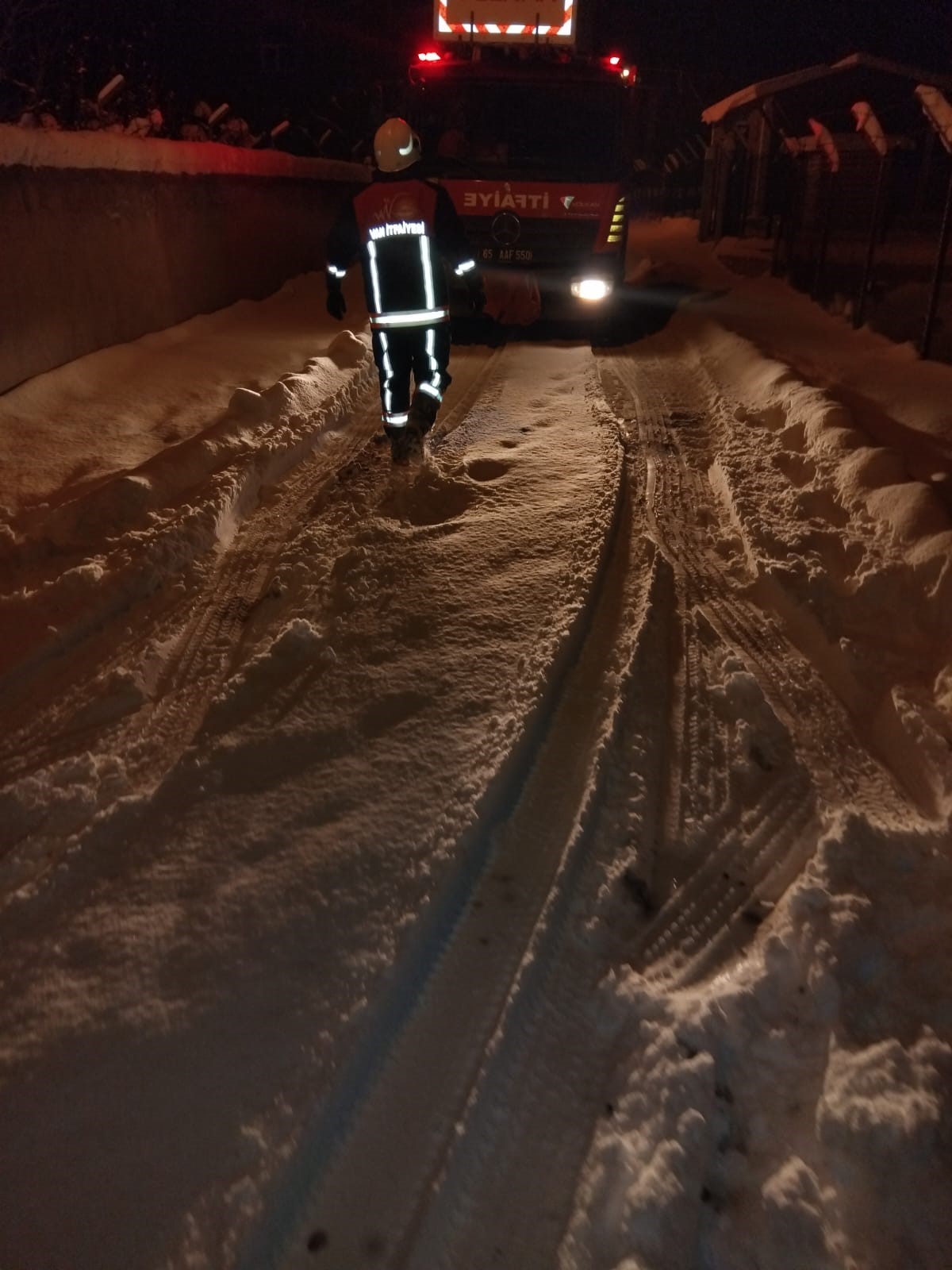 Yoğun Kar Yağışı Can Aldı Ahır Çöktü, 5 Hayvan Telef Oldu (4)