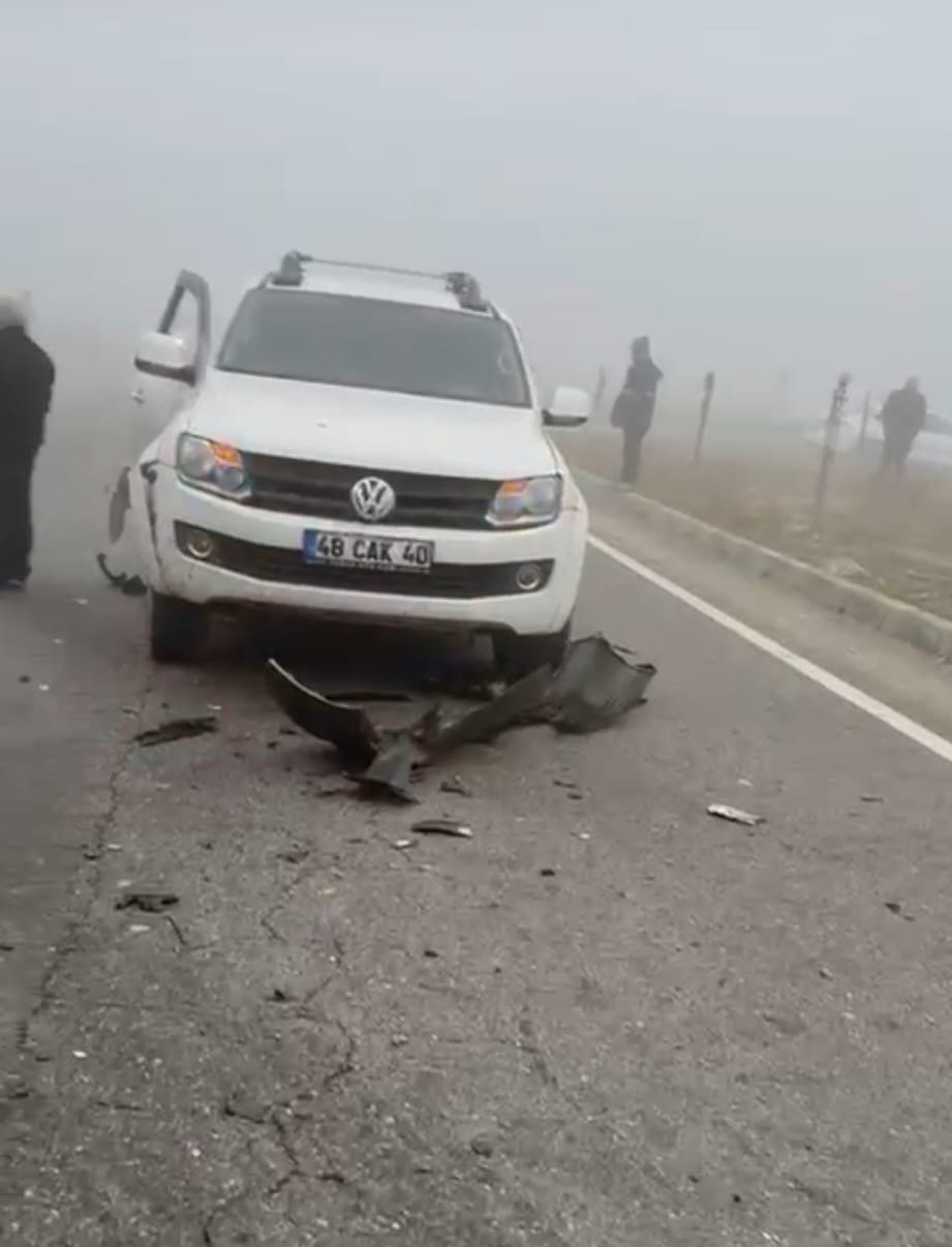 Yoğun Sis Nedeniyle 3 Araç Birbirine Girdi! Zincirleme Kazada 2’Si Ağır 14 Yaralı (2)