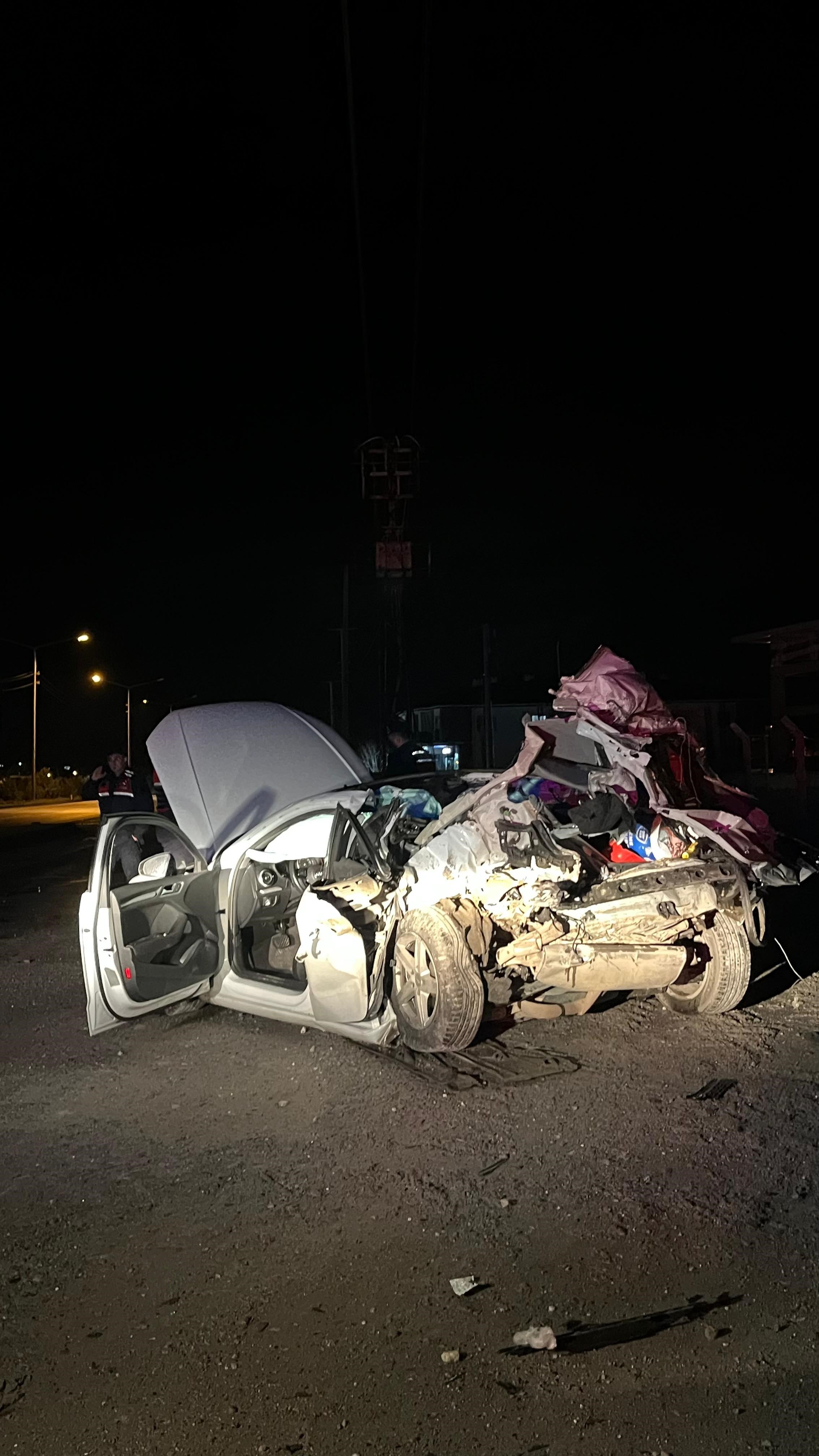 Yol Kenarında Duran Tır Ölüm Getirdi Otomobil Tıra Ok Gibi Saplandı, Genç Yolcu Hayatını Kaybetti (2)
